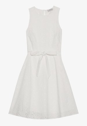 Balta be rankovių suknelė su prigludusia liemene, platėjančia sijonu ir susirišamu taliju. Yra sudėtingas išsiuvinėjimo detalizavimas ir apvalus iškirpimas.