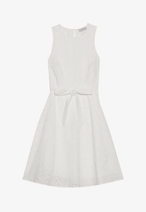 Hvid ærmeløs kjole med tætsiddende overdel, vide skørt og bånd i taljen. Har detaljeret broderi og rund halsudskæring.