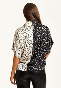 Liquorish HEART PRINT WITH SHORT SLEEVES - Button-down blouse - black beige