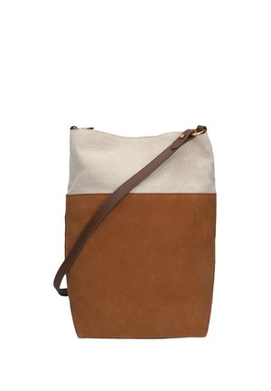 Sac seau bicolore avec fond en daim marron, haut en tissu beige et une bandoulière réglable en cuir marron.