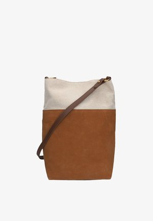 Sac seau bicolore avec fond en daim marron, haut en tissu beige et une bandoulière réglable en cuir marron.