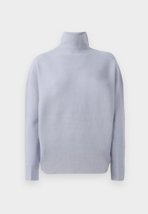 Pulover din tricot moale, cu guler înalt, de culoare albastru deschis, cu mâneci lungi și o croială lejeră, expus pe un fundal alb.