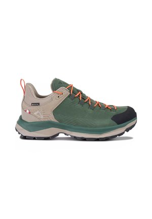 Zapato de senderismo de corte bajo en verde y beige con cordones naranjas, suela texturizada, etiqueta Gore-Tex y puntera reforzada para uso al aire libre.