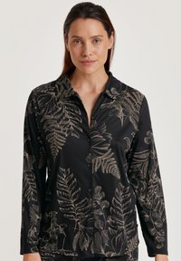 Zwarte lange mouwen shirt met een bloemenpatroon in gouden lijnen, met een kraag en knoopsluiting, gemaakt van zachte stof.