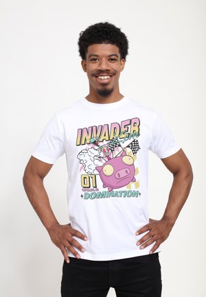 Lächelnder Mann trägt weißes T-Shirt mit buntem Cartoon-Schwein, Rauch, Rennflaggen und dem Text „Invader“, „01 World Domination.“
