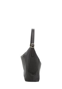 Borsa in pelle nera con finitura testurizzata, forma affusolata, tracolla singola regolabile e dettaglio in fibbia metallica.