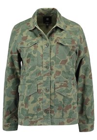 Veste camouflage en coton ; présente un motif de camouflage vert et marron, quatre poches avant, fermeture à boutons et un col classique.