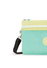 La borsa a tracolla multicolore presenta un tessuto verde menta e giallo, una chiusura con zip e una tracolla nera regolabile con dettagli in metallo argentato.