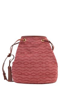 Rød tekstureret stofspandtaske med brune læderdetaljer. Indeholder gulddetaljer, justerbar skulderrem og kvast detalje.