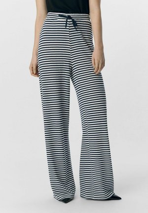 GESTREIFTE - Pantalones - cloud dancer
