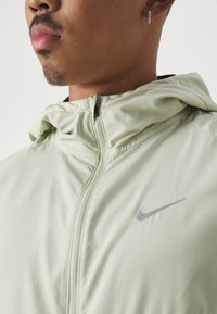 Nike Performance MILER - Vindjakke - olive aura