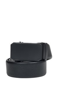 Zwarte leren riem met een gestructureerde afwerking, voorzien van een rechthoekige zwarte gespsluiting met een hoekig ontwerp en zonder zichtbare gravures of logo's.