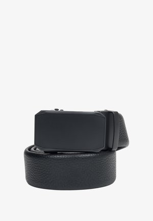 Schwarzer Ledergürtel mit texturierter Oberfläche, ausgestattet mit einer rechteckigen schwarzen Schnalle mit winkeligem Design und ohne sichtbare Gravuren oder Logos.