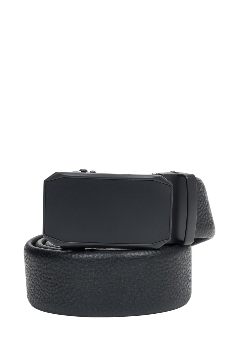 Zwarte leren riem met een gestructureerde afwerking, voorzien van een rechthoekige zwarte gespsluiting met een hoekig ontwerp en zonder zichtbare gravures of logo's.