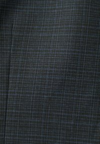 Tissu noir avec un motif de carreaux bleu subtil, texture lisse et tissage régulier. Le design est dense et uniforme sur toute la surface.
