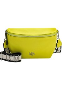 Bolsa cruzada de cuero amarillo con cierre de cremallera y correa ajustable. Presenta una superficie texturizada y herrajes plateados con detalle del logo.