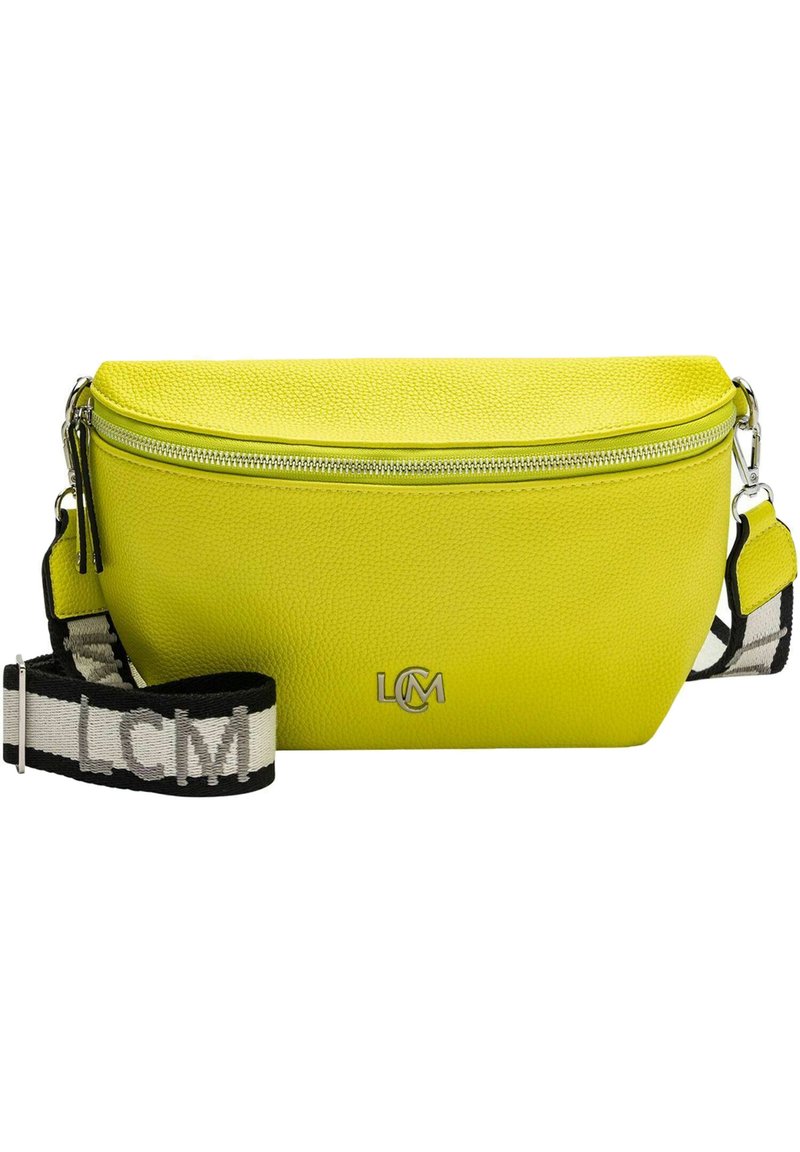 Bolsa cruzada de cuero amarillo con cierre de cremallera y correa ajustable. Presenta una superficie texturizada y herrajes plateados con detalle del logo.