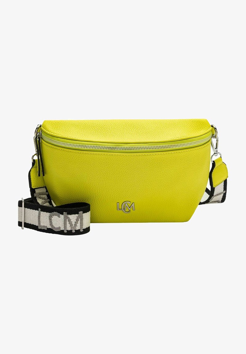 Bolsa cruzada de cuero amarillo con cierre de cremallera y correa ajustable. Presenta una superficie texturizada y herrajes plateados con detalle del logo.