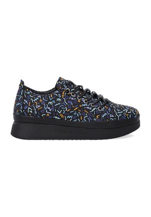 Schwarze Schuhe mit einer strukturierten Oberfläche, die farbenfrohe abstrakte Muster in Blau, Orange und Lila aufweisen. Abgerundete Zehenpartie und flache Gummisohle.