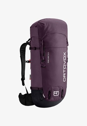 Lila Ortovox Peak Light 30 S Wanderrucksack mit schwarzen Trägern, Schnallen und Seitentaschen, aufrecht vor einem weißen Hintergrund abgebildet.