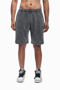 Grå shorts med elastisk linning, som har sidelommer og en teksturert overflate. Kombinert med svarte og grå høye sneakers.