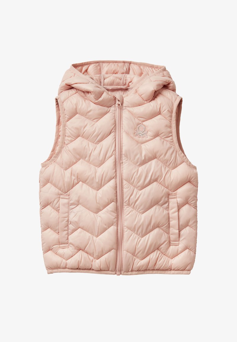 Polstrovaná vesta v jemně růžové barvě, s kapucí, šikmým prošitím, zapínáním na zip vpředu a bočními kapsami. Logo na levém prsu.