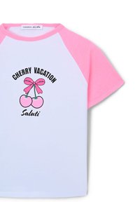 T-shirt bianca a maniche corte con maniche raglan rosa. Presenta una grafica di una ciliegia con un fiocco, e il testo "VACANZA CILIEGIA" sopra e "Saluti" sotto.