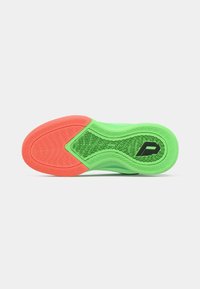 Sola de um sapatilha desportiva com padrão texturizado, apresentando secções de borracha verde e laranja brilhantes e um logo estilizado "P" preto perto do calcanhar.