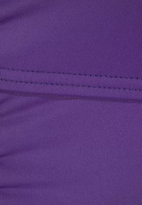 Violet elastingas audinys su smulkiu grioveliu tekstūra. Turi lygų paviršių ir siūles prie kraštų, užtikrinančias ilgaamžiškumą ir tvarkingą apdailą.