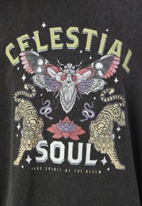 Schwarzes Grafik-T-Shirt mit einem zentralen Design eines Motten und zweier Tiger, umgeben von floralen Elementen, akzentuiert mit Sternen und dem Text "CELESTIAL SOUL."