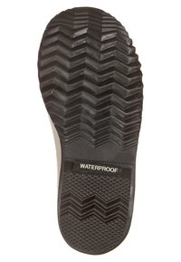 Černá gumová podrážka boty se zigzagovým vzorem a texturovaným povrchem, s nápisem "WATERPROOF" blízko paty.