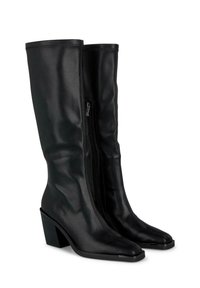 Bottes noires montant jusqu'au genou en cuir, avec un bout pointu, un talon carré et une fermeture éclair sur le côté. Texture lisse avec un minimalisme dans le design.