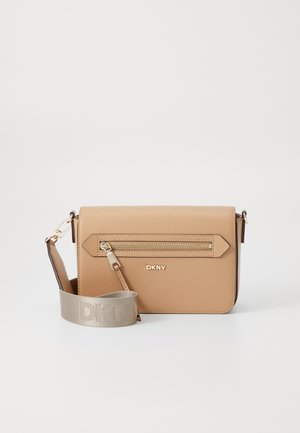 DKNY, BRYANT AVE FLAP - Sac bandoulière - cappuccino