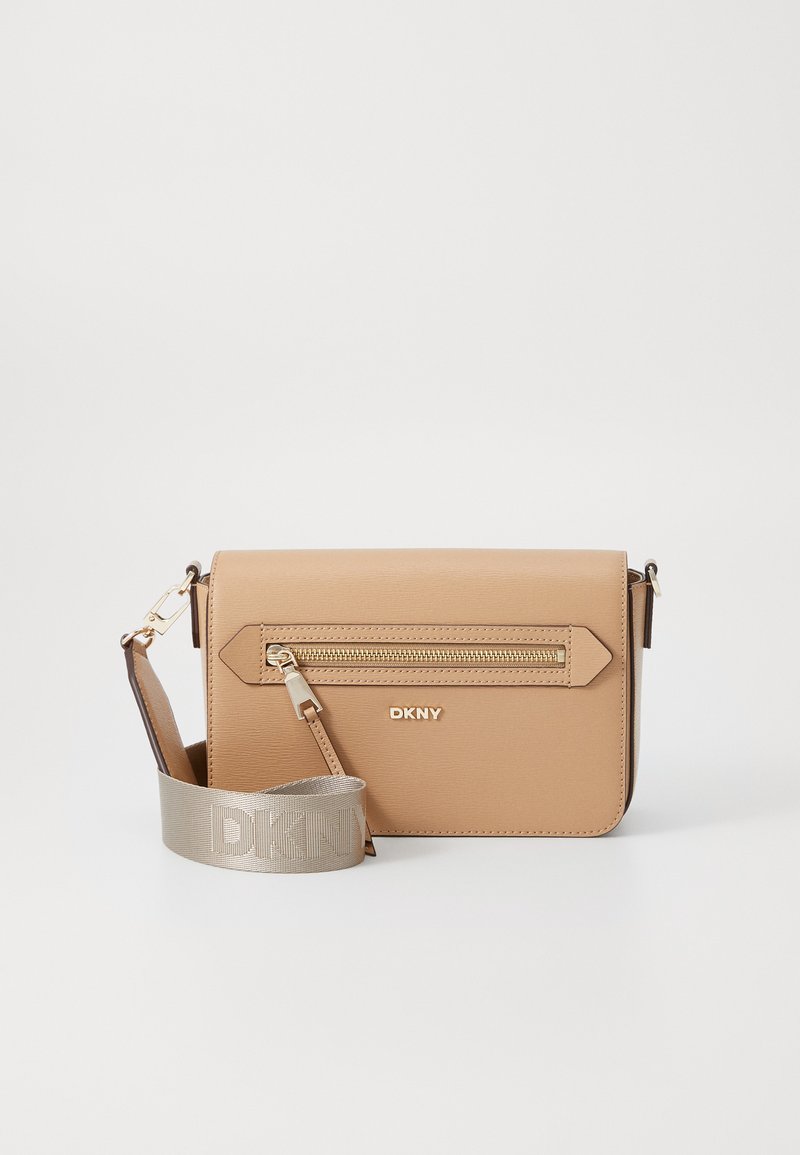 Bolsa de ombro em tom bege, confeccionada em material texturizado, com um bolso frontal com fecho, ferragens douradas e uma alça destacável com o logótipo "DKNY".