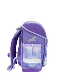 Lila Rucksack mit Netzakzenten, mit einem silbernen Einhorn-Design und einer sternenförmigen Farbverlaufstasche. Verstellbare Träger und ein Reißverschluss.