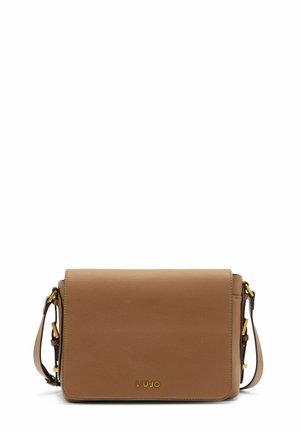 Sac à bandoulière en cuir marron avec un rabat, détail du logo doré et bandoulière réglable. Texture lisse avec une forme rectangulaire élégante.