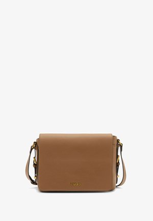 Braune Leder-Crossbody-Tasche mit Klappenverschluss, goldfarbenem Logo-Detail und verstellbarem Träger. Glatte Textur mit einer eleganten, rechteckigen Form.