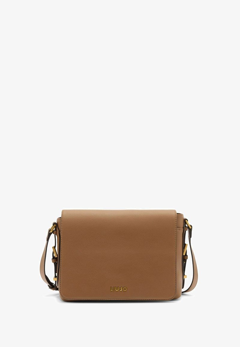 Borsa a tracolla in pelle marrone con chiusura a patta, dettagli del logo in oro e tracolla regolabile. Texture liscia con una forma rettangolare elegante.