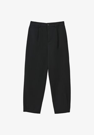 Schwarze Hose mit lockerem Schnitt, ausgestattet mit einem Knopfverschluss, zwei seitlichen Taschen und einem glatten, leichten Stoff. Sauber gebügelte Bügelfalten.