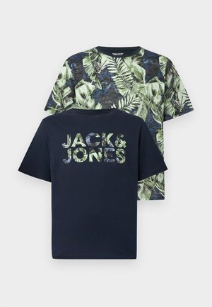 Deux t-shirts à manches courtes : un bleu foncé avec le texte « JACK & JONES » en motif de feuilles, et un autre avec un imprimé intégral de feuilles tropicales vertes et bleues.