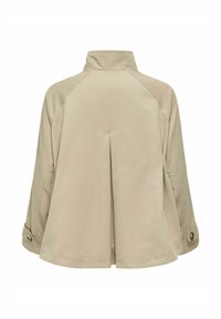 Trench-coat beige longueur genou vu de dos, avec un col montant, un pli central au dos, des manches longues et des brides de poignet avec boutons.