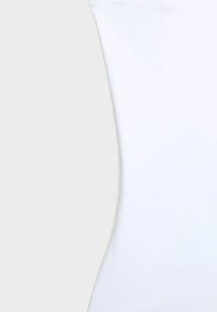 Hvid keramisk vase med et glat, forlænget design. Overfladen er glat med bløde kurver og en mat finish.