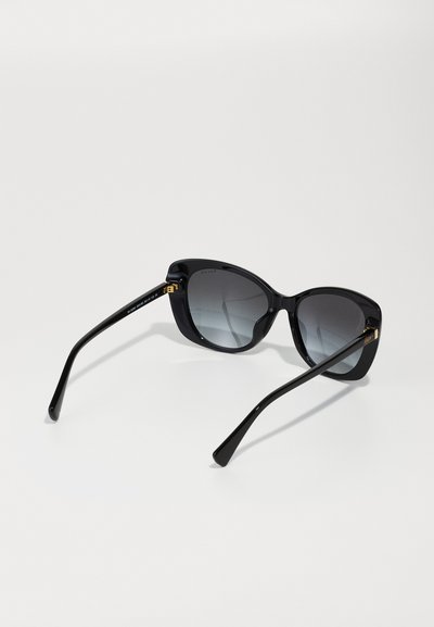 Ochelari de soare negri tip cat-eye cu lentile gri degrade, finisaj lucios și brațe subțiri cu accente subtile din aur.
