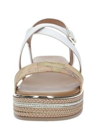 Sandali platform bianchi con cinturini, una fascia stampata con una mappa, una suola intrecciata testurizzata e dettagli metallici sul fondo.
