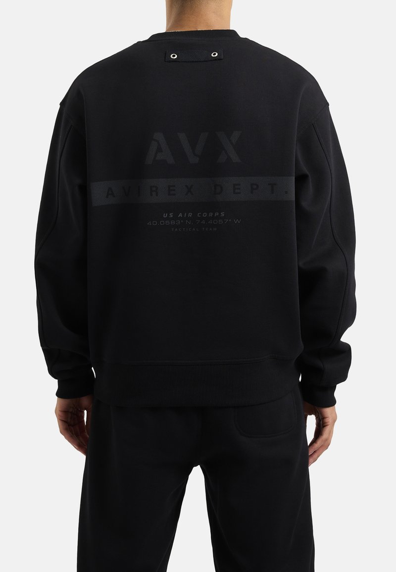 Sudadera negra con cuello redondo. Cuenta con un logo impreso y texto en la parte posterior. Está hecha de una tela suave y texturizada con un corte relajado.