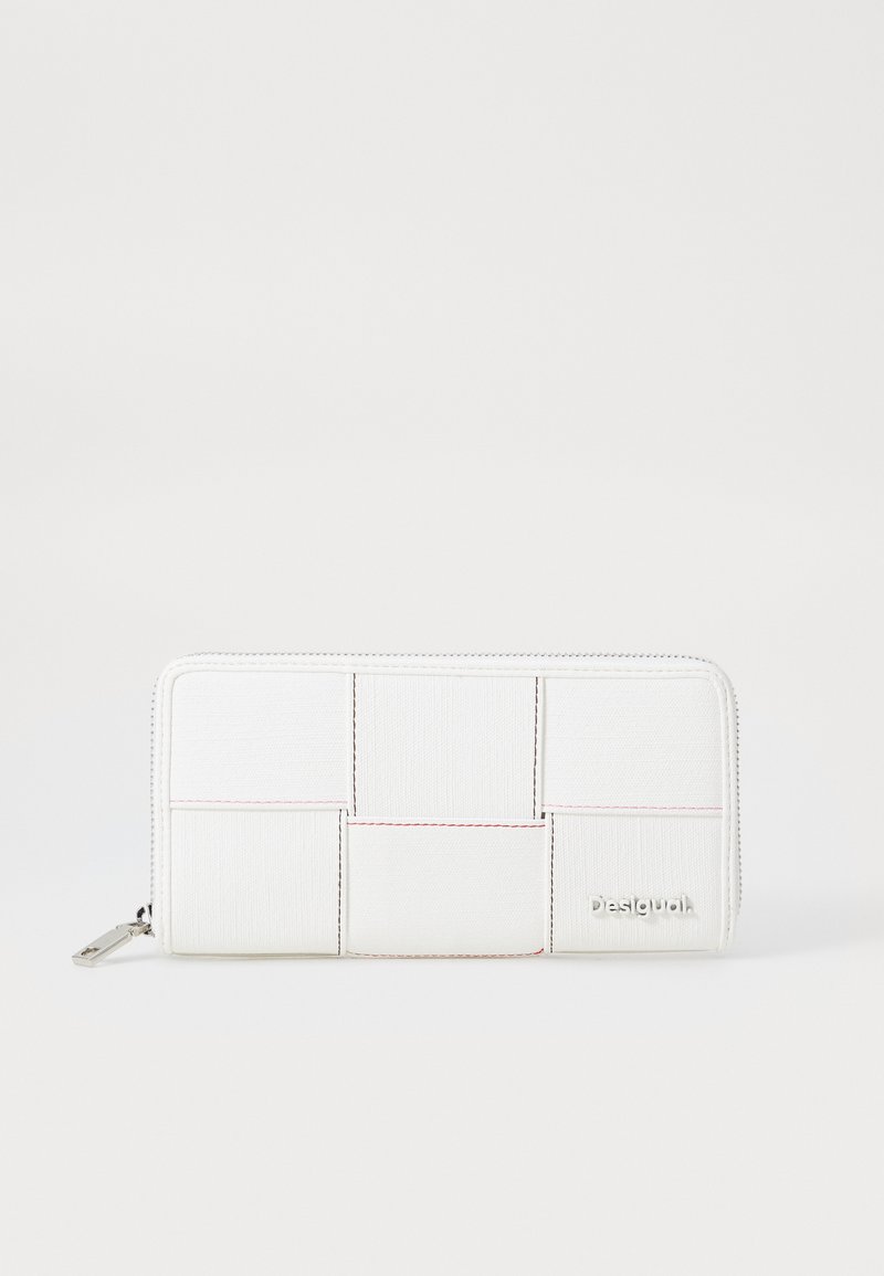 Valkoinen lompakko, jossa on teksturoitu muotoilu, joka sisältää kudotun kuvion, punaiset tikkauskoristeet ja hopeanvärinen vetoketju. Logo on kohokuvioitu edessä.