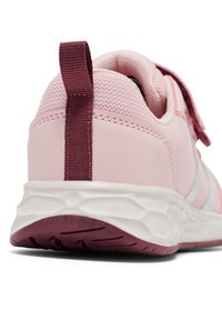 Chaussure de sport rose avec boucle de talon bordeaux, dessus en mesh, semelle blanche rembourrée et semelle extérieure bordeaux texturée, vue de l'arrière.