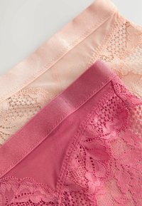 Kaks pitsääristega naiste aluspükste paari pehmes roosakas ja roosi toonis, laotatud laiali, rõhutades peeneid lillemotiive ja võrgukangast.