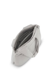 Szara torba na ramię z nylonu, charakteryzująca się miękkim, pikowanym wzorem, pojemnym wnętrzem, wieloma kieszeniami oraz dwoma uchwytami do ręki.