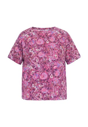 Kurzärmeliges rosa T-Shirt mit bunten Paisley- und Blumenmustern in den Farbtönen Lila, Weiß und Orange, präsentiert vor weißem Hintergrund.